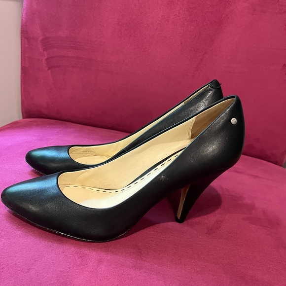 Coach black leather pumps size 8B - Picture 2 of 7